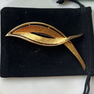 Vintage Napier‎ Gold Leaf Brooch